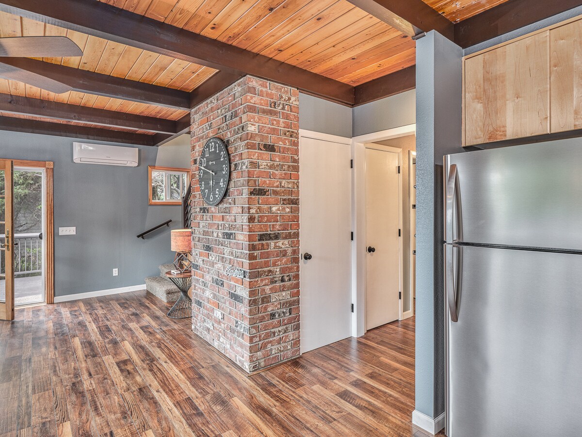 Building Photo - 1115 SW Whitecap Dr