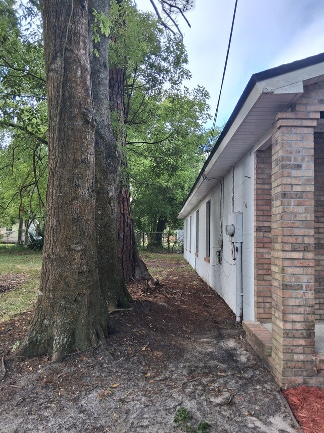 Building Photo - 1744 W 28th St