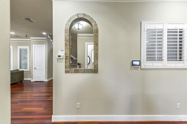 Building Photo - 11022 Robin Hood Ct