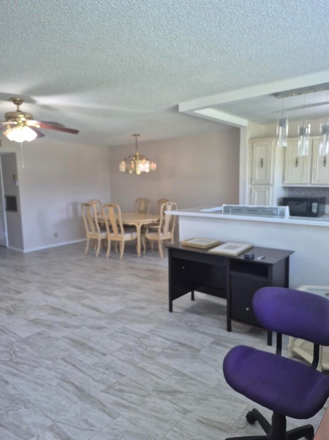 Building Photo - 737 High Point Blvd N