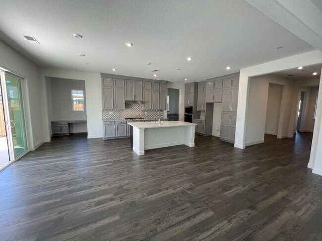 Building Photo - Fabulous Single Level 4 Bedroom in 95757