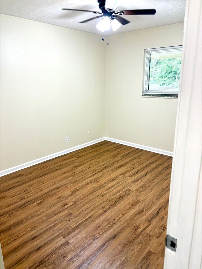 Building Photo - 2 bedroom 1 bath unit for rent in the High...