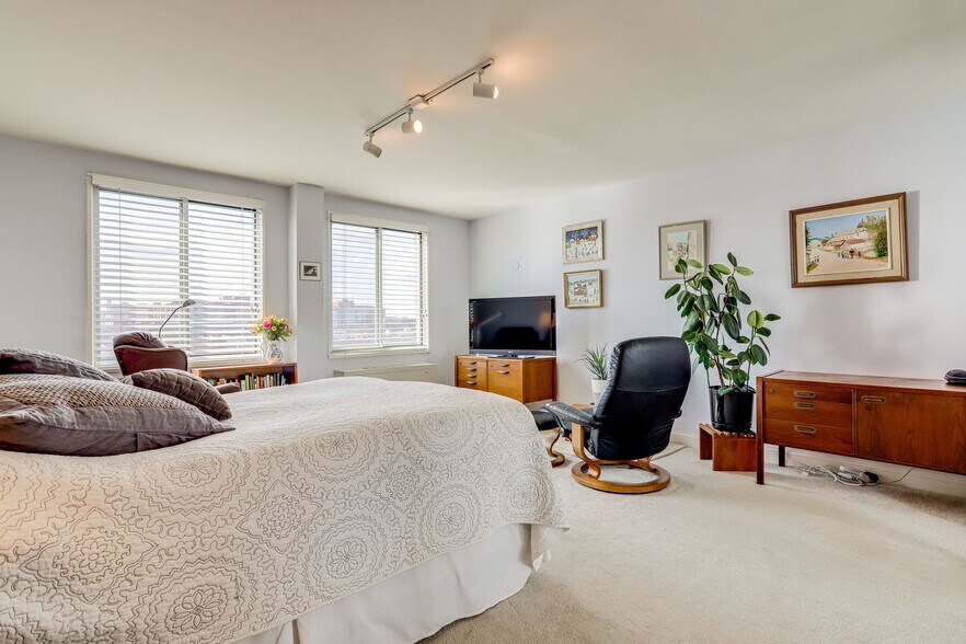 Building Photo - 1200 N Nash St