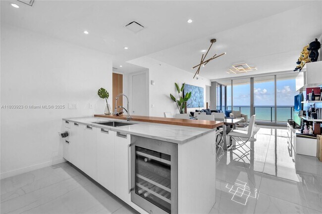 Building Photo - 15701 Collins Ave