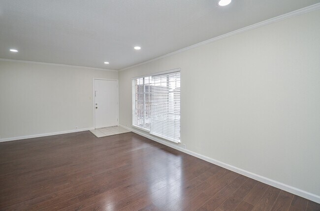 Building Photo - 2121 Fountain View Dr