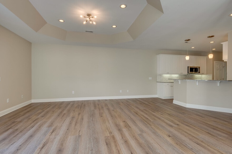 Large Living Area - 618 Springlake Dr