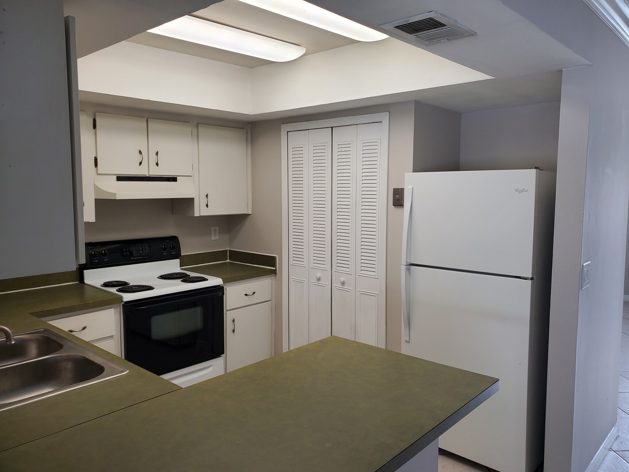 Building Photo - 3308 NE Jeannette Dr