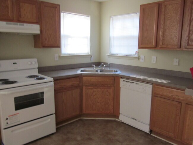 Building Photo - ALMOST NEW 4BEDROOM/3BATH HOME ON CORNER LOT!!!