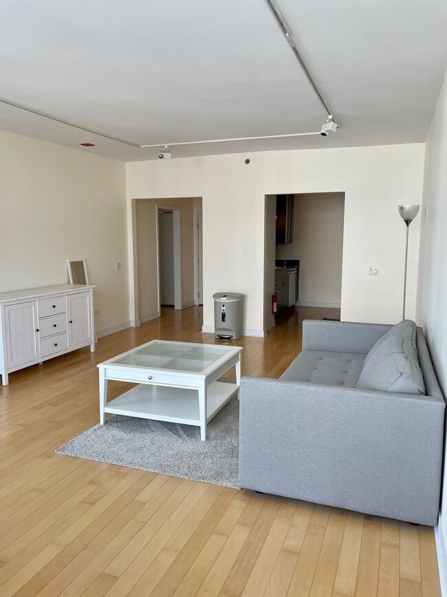 Building Photo - Luxury 1bed/1bath AVAILABLE in the LOOP