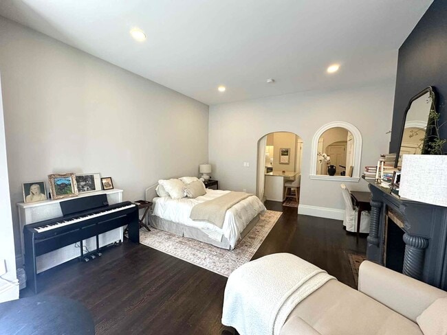 Building Photo - 112 Pinckney St