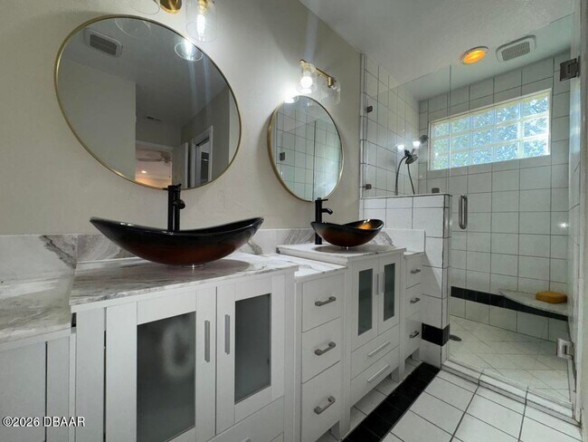 Building Photo - 190 Hidden Hills Dr