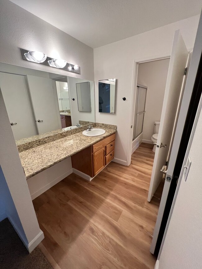 Building Photo - Great location close to shopping and trans...