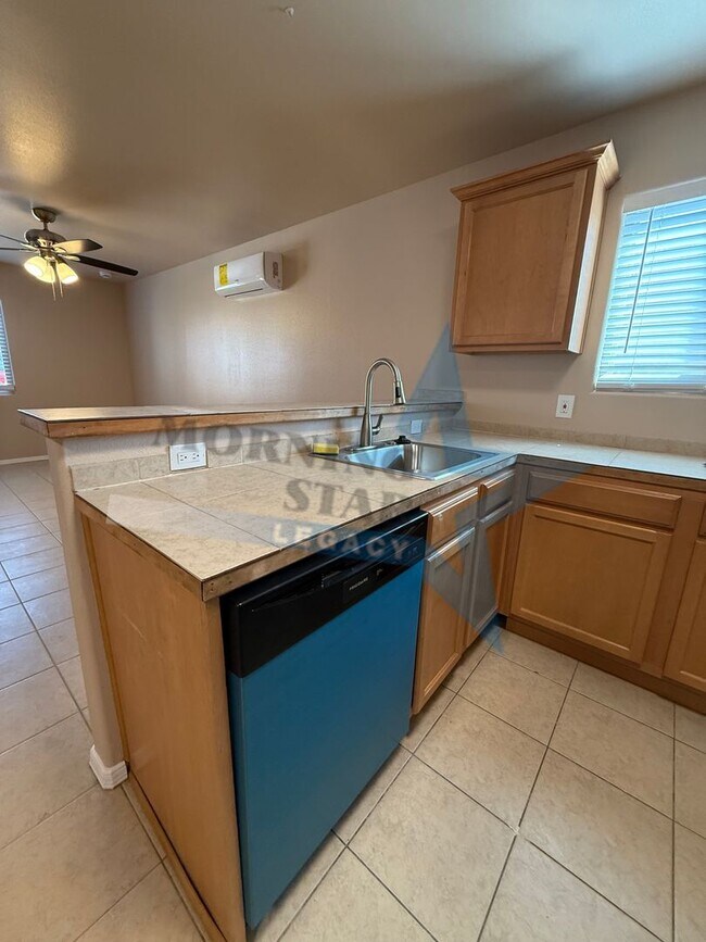 Building Photo - Like NEW! Location & Quality!