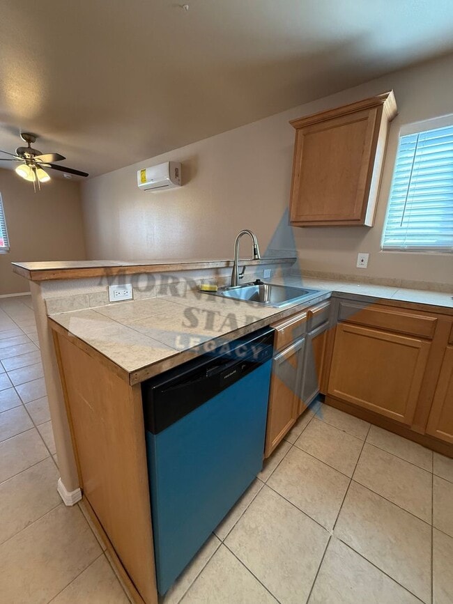 Building Photo - REDUCED & RENOVATED, LIKE NEW! Location & ...