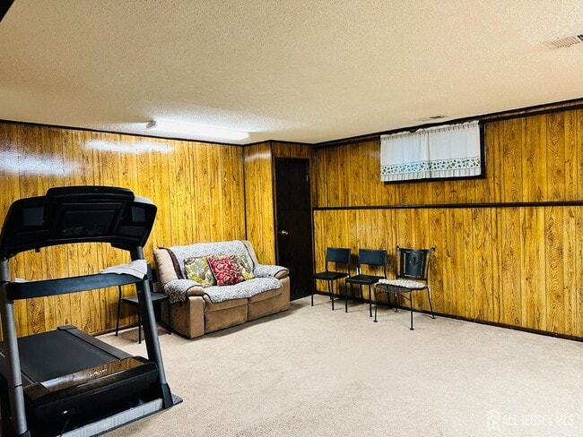 Building Photo - 811 Maple Hill Dr