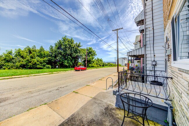 Building Photo - Available JUNE 2026  - Beautiful 3+ Bedroom Home w/ City Views!