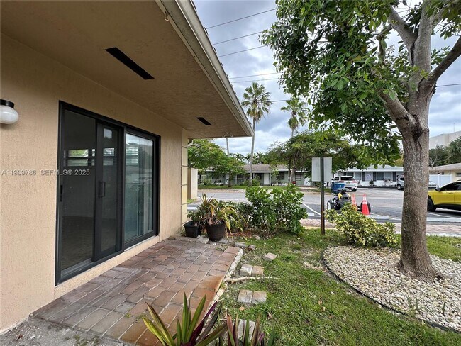 Building Photo - 1045 NE 10th Ave