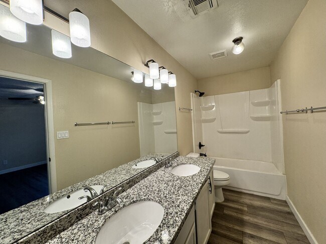 Building Photo - Great 3 bedroom 2 bath culdesac lot with f...