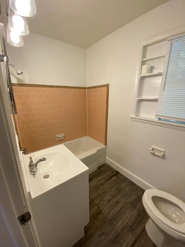 Building Photo - 3 bed 2 bath home with a fenced-in yard! Available August 2026!