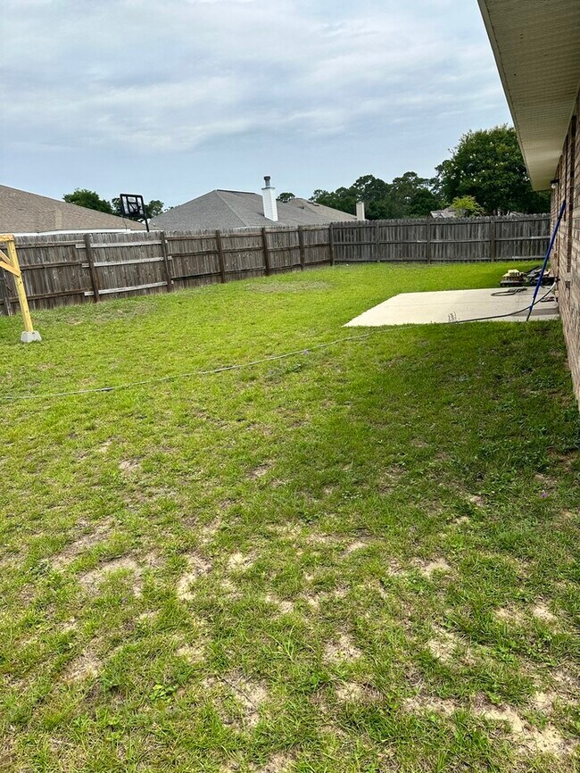 Building Photo - Large 4 bed / 3 bath home minutes from Nav...