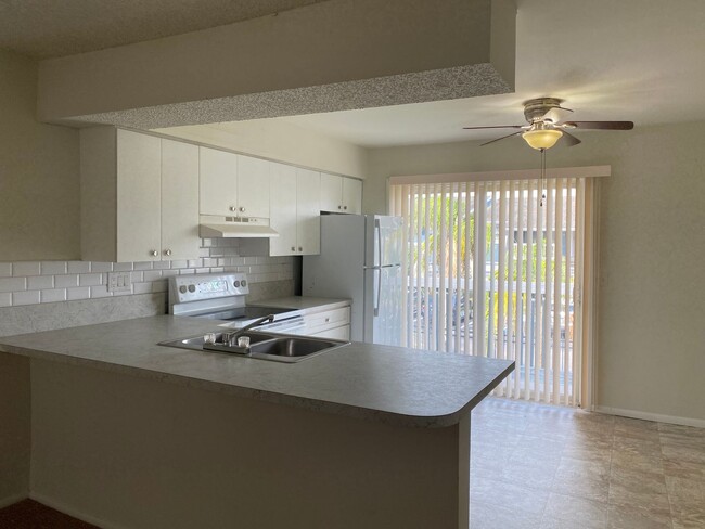 Building Photo - 3 bedroom 1 bath condo near the airport! /...