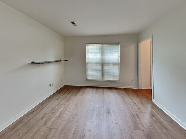 Building Photo - 4418 Englewood Rd