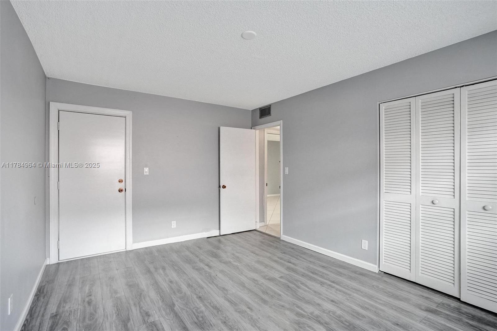 Building Photo - 660 Tennis Club Dr