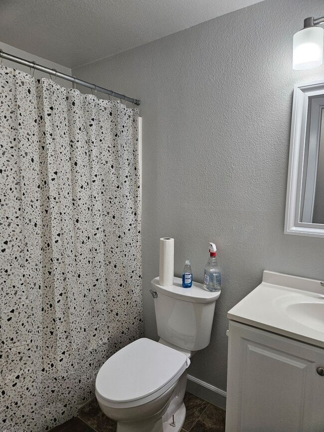Building Photo - $1700 A MONTH - 3 BEDROOM 2 BATH HOME IN LEAVITT LAKE