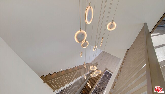 Building Photo - 8765 Hollywood Blvd