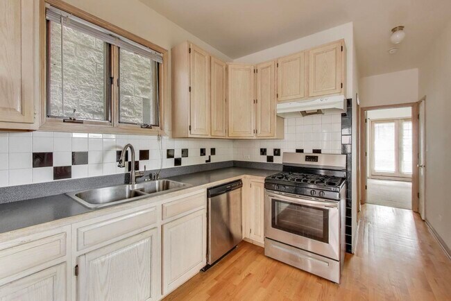 Building Photo - 1423 W Cortez St