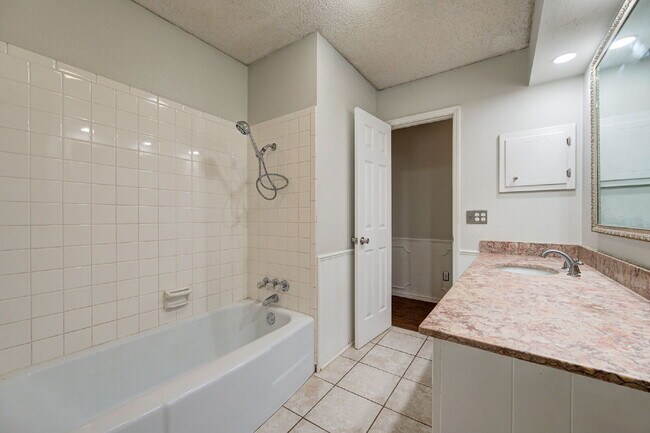 Building Photo - Rollingwood Beauty!