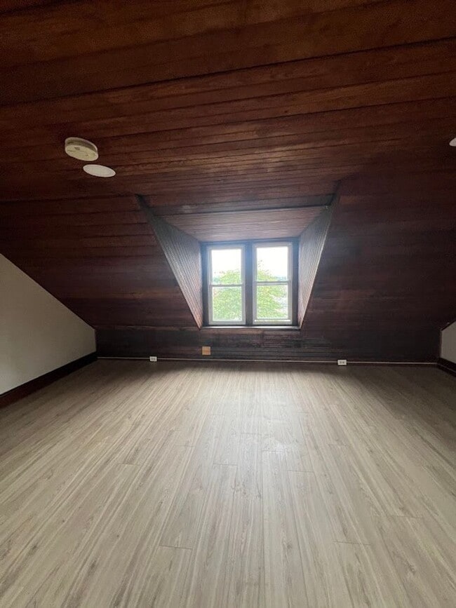 Building Photo - 5 Bed 2.5 Bath Single-Family Home