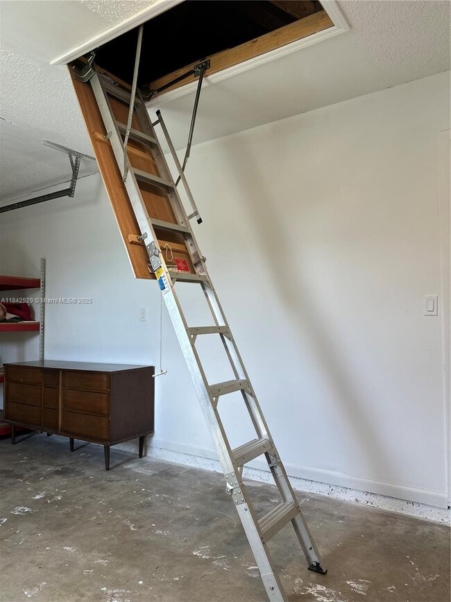 Building Photo - 885 SW California Blvd
