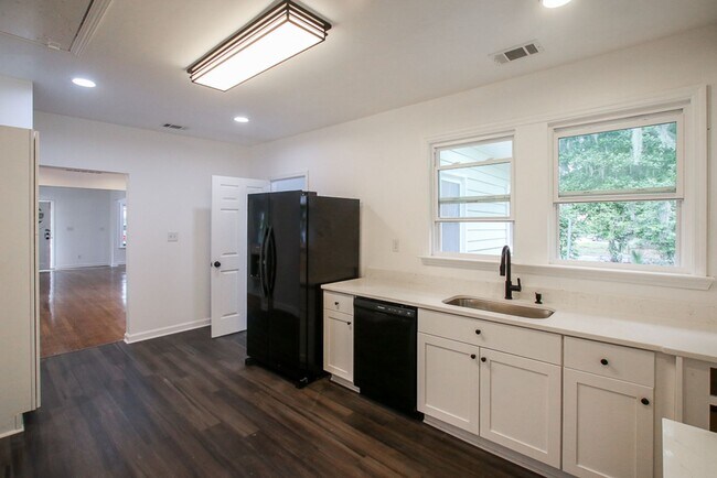 Building Photo - Spacious 4 Bedroom, 2.5 Bath Home in Savan...