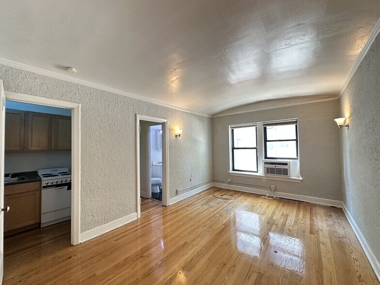 Building Photo - 562 W Arlington Pl