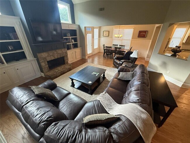 Building Photo - 1125 Walters Cir