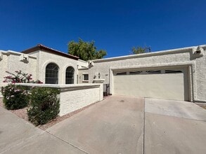 Building Photo - 1912 E Vinedo Ln