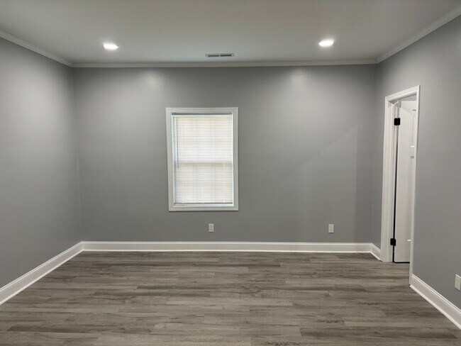 Building Photo - Fully renovated 3 bedroom 2 bathroom house!   Lawn Care Included