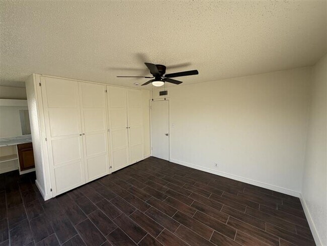 Building Photo - SPACIOUS 3/2.5 TOWN HOME