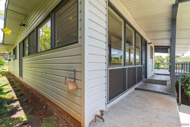 Building Photo - Rarely Available 3BA/2BA/2 Pkg SF in Aiea ...