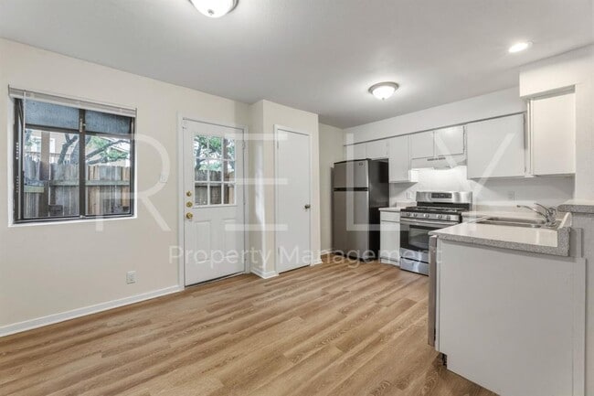 Building Photo - 302 Algerita Dr