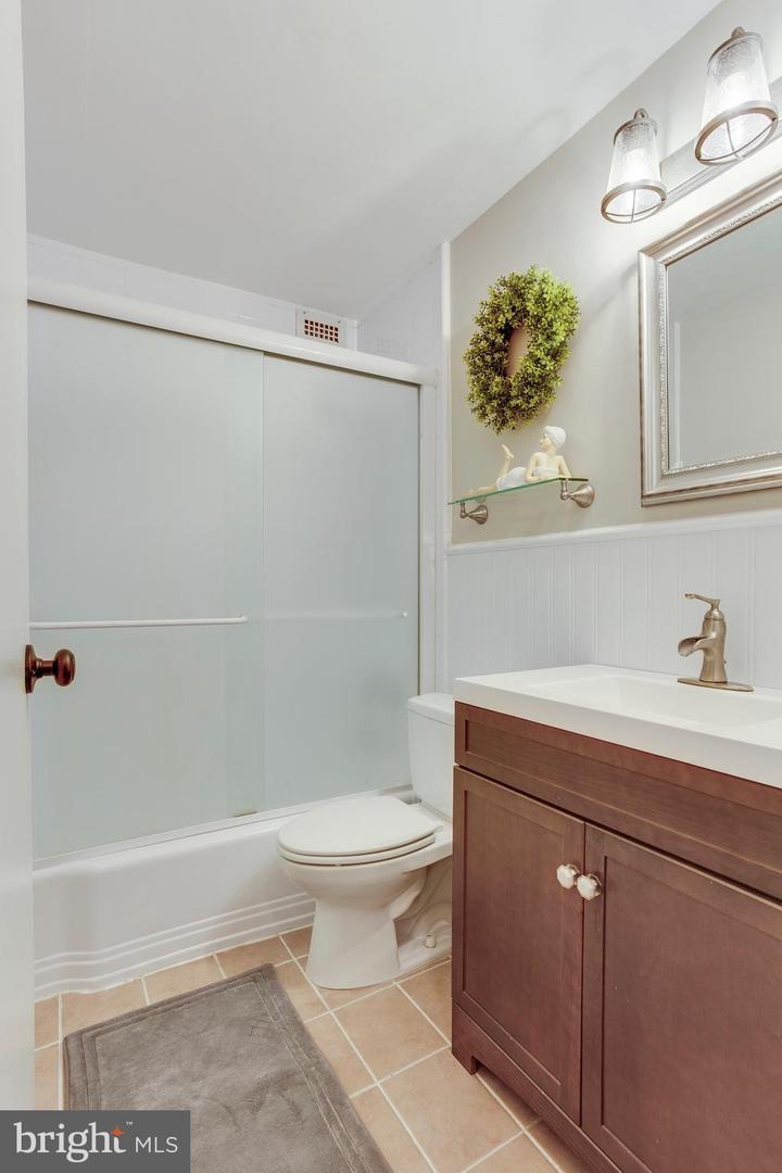Building Photo - 7420 Lakeview Dr