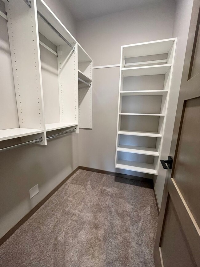 Building Photo - Spacious 2 Bed/2 Bath House with 3 Car Garage!