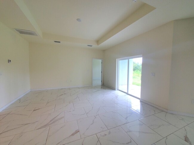 Building Photo - Large 4 Bed 3 Bath with 2 Car Garage-LEHIG...