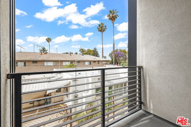 Building Photo - 1202 N Orange Dr