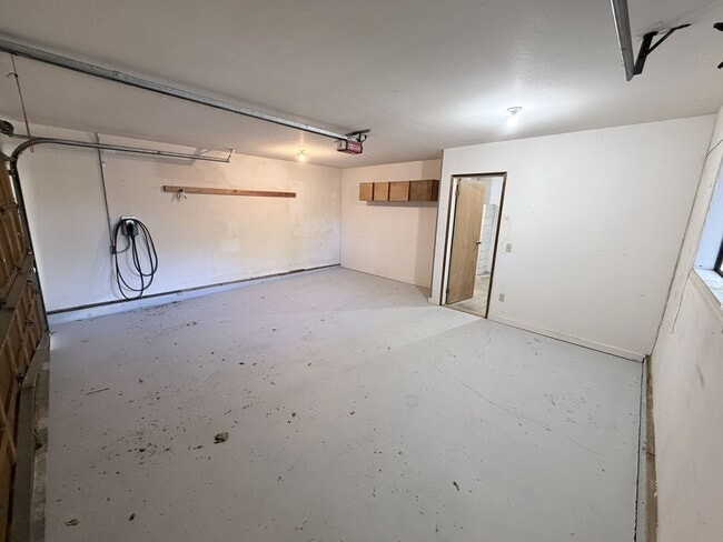 Building Photo - Three Bedroom Home in South Salem