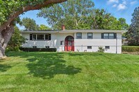 Building Photo - Spacious 4-Bedroom Home for Rent in Desira...