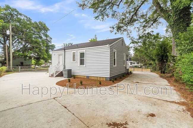 Building Photo - 2308 Aintree Ave