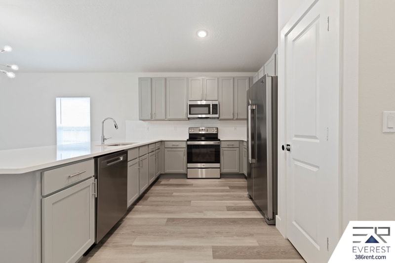 Building Photo - 8 Red Oak Pl