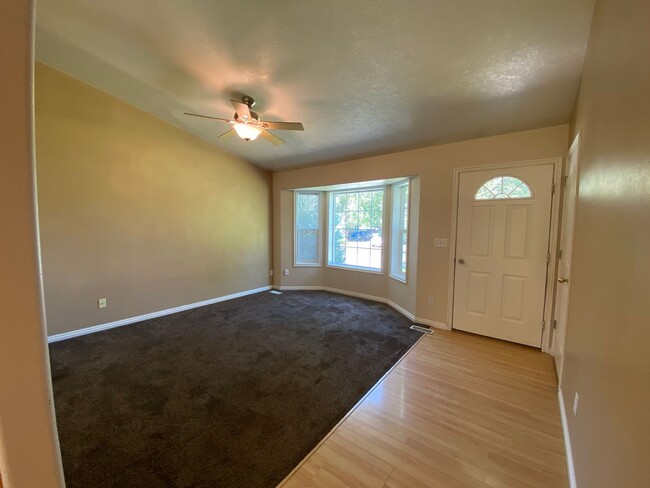 Building Photo - 5 bedroom / 3 bathroom Single Family Home